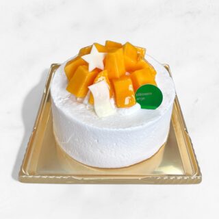🥭

本日限定
【 宮崎県産マンゴーの生クリームデコ 】

甘くみずみずしい宮崎県産のマンゴーをたっぷりのせた4号サイズの生クリームデコです☺️

#期間限定
#マンゴー #宮崎県産 #宮崎県産マンゴー
#アンジュでごほうび
#パティスリー #ケーキ #カフェ
#patisserie #cake #cafe 
#燕市 #燕市ケーキ #燕市スイーツ #燕市カフェ
#新潟 #新潟ケーキ #新潟スイーツ #新潟カフェ

1999年創業
新潟県燕市のケーキ屋🍰
吉田店（本店）👨🏻‍🍳
イートインスペース 無
〒959-0264
新潟県燕市
吉田3651-8
9:30~19:00

県央店 （支店café）☕️
イートインスペース 有
〒959-1232
新潟県燕市
井土巻2丁目245
11:00~20:00 
（日曜日と祝日は19:00閉店）
caféラストオーダー19:30
（日曜日と祝日は18:30）

特別な日のケーキや、日常の「ごほうび」としてお立ち寄り下さい☺️ @ange.chef (シェフ)
※DMでのご予約は受け付けしておりません🙇🏻

特別な日の甘いものはその瞬間を鮮やかに彩る。
大切な自分への甘いものは頑張った心をやさしく包む。
私たちは  そんな存在になれるように、日々試行錯誤し
安心して口にしてもらえるお菓子を作っています。