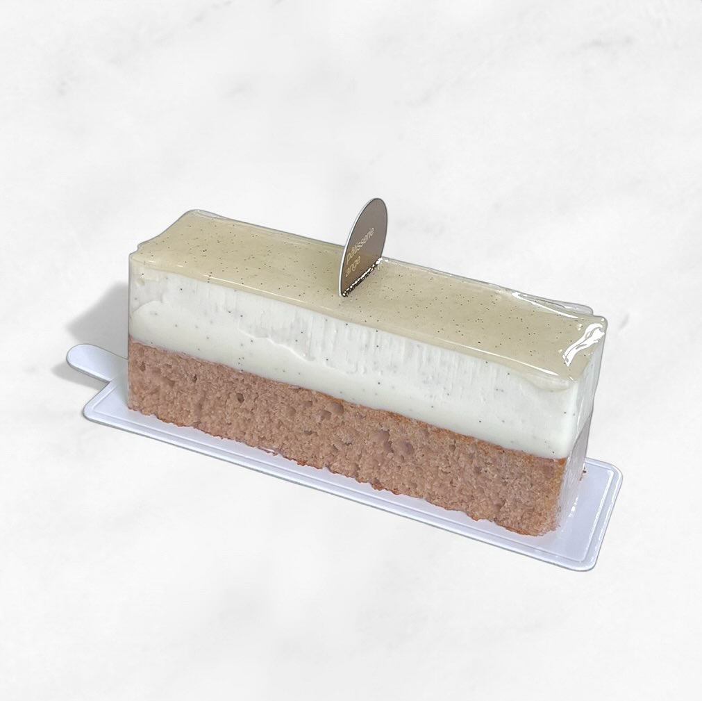 ✨️

期間限定の新作
【 バニラ 】
バニラのムース
バニラのガナッシュ
パンデピス（スパイス）のビスキー

ムースとガナッシュはそれぞれ違うバニラを使用
（@madam_vanilla_tokyo さんの本物のバニラです✨️）
ビスキーはスパイシーで大人なケーキです😌

#アンジュでこぼうび
#期間限定 
#バニラ #vanilla
#patisserie #cake #cafè 
#パティスリー #ケーキ #カフェ
#燕市 #燕市ケーキ #燕市スイーツ #燕市カフェ
#新潟 #新潟ケーキ #新潟スイーツ #新潟カフェ

1999年創業
新潟県燕市のケーキ屋🍰
吉田店（本店）👨🏻‍🍳
イートインスペース 無
〒959-0264
新潟県燕市
吉田3651-8
9:30~19:00

県央店 （支店café）☕️
イートインスペース 有
〒959-1232
新潟県燕市
井土巻2丁目245
11:00~20:00 
（日曜日と祝日は19:00閉店）
caféラストオーダー19:30
（日曜日と祝日は18:30）

特別な日のケーキや、日常の「ごほうび」としてお立ち寄り下さい☺️ @ange.chef (シェフ)
※DMでのご予約は受け付けしておりません🙇🏻

特別な日の甘いものはその瞬間を鮮やかに彩る。
大切な自分への甘いものは頑張った心をやさしく包む。
私たちは  そんな存在になれるように、日々試行錯誤し
安心して口にしてもらえるお菓子を作っています。