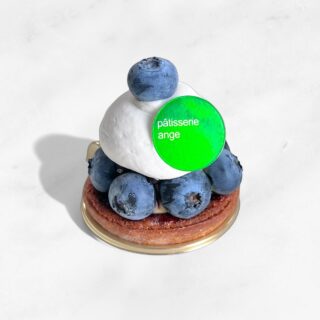 🫐

期間限定
【 ブルーベリーのタルト 】
新発田市にある石黒シャクナゲ園（ @ishiguro_blueberry ）さんのブルーベリーをたくさんのせたタルトです☺️
手作りのブルーベリージャムがアクセント🫐

#アンジュでこぼうび
#期間限定
#ブルーベリータルト #ブルーベリージャム
#ブルーベリー #石黒シャクナゲ園 
#patisserie #cake #cafè 
#パティスリー #ケーキ #カフェ
#燕市 #燕市ケーキ #燕市スイーツ #燕市カフェ
#新潟 #新潟ケーキ #新潟スイーツ #新潟カフェ

1999年創業
新潟県燕市のケーキ屋🍰
吉田店（本店）👨🏻‍🍳
イートインスペース 無
〒959-0264
新潟県燕市
吉田3651-8
9:30~19:00

県央店 （支店café）☕️
イートインスペース 有
〒959-1232
新潟県燕市
井土巻2丁目245
11:00~20:00 
（日曜日と祝日は19:00閉店）
caféラストオーダー19:30
（日曜日と祝日は18:30）

特別な日のケーキや、日常の「ごほうび」としてお立ち寄り下さい☺️ @ange.chef (シェフ)
※DMでのご予約は受け付けしておりません🙇🏻

特別な日の甘いものはその瞬間を鮮やかに彩る。
大切な自分への甘いものは頑張った心をやさしく包む。
私たちは  そんな存在になれるように、日々試行錯誤し
安心して口にしてもらえるお菓子を作っています。