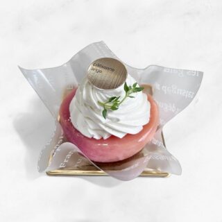 🍑

期間限定
【 もものタルト 】
自家製の白桃のコンポート
カスタードクリーム
サクサクのタルト

#アンジュでこぼうび
#期間限定
#白桃 #桃 #もも 
#桃のタルト #もものタルト 
#patisserie #cake #cafè 
#パティスリー #ケーキ #カフェ
#燕市 #燕市ケーキ #燕市スイーツ #燕市カフェ
#新潟 #新潟ケーキ #新潟スイーツ #新潟カフェ

1999年創業
新潟県燕市のケーキ屋🍰
吉田店（本店）👨🏻‍🍳
イートインスペース 無
〒959-0264
新潟県燕市
吉田3651-8
9:30~19:00

県央店 （支店café）☕️
イートインスペース 有
〒959-1232
新潟県燕市
井土巻2丁目245
11:00~20:00 
（日曜日と祝日は19:00閉店）
caféラストオーダー19:30
（日曜日と祝日は18:30）

特別な日のケーキや、日常の「ごほうび」としてお立ち寄り下さい☺️ @ange.chef (シェフ)
※DMでのご予約は受け付けしておりません🙇🏻

特別な日の甘いものはその瞬間を鮮やかに彩る。
大切な自分への甘いものは頑張った心をやさしく包む。
私たちは  そんな存在になれるように、日々試行錯誤し
安心して口にしてもらえるお菓子を作っています。