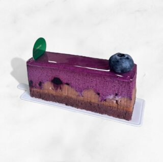 🫐

期間限定の新作
【 ブルーベリーとチョコ 】
ブルーベリーの酸味とビターチョコレートの苦みのバランス🫐
石黒シャクナゲ園（ @ishiguro_blueberry ）さんのブルーベリーを使用しています☺️

#アンジュでこぼうび
#期間限定
#石黒シャクナゲ園
#ブルーベリー #bleuberry
#patisserie #cake #cafè 
#パティスリー #ケーキ #カフェ
#燕市 #燕市ケーキ #燕市スイーツ #燕市カフェ
#新潟 #新潟ケーキ #新潟スイーツ #新潟カフェ

1999年創業
新潟県燕市のケーキ屋🍰
吉田店（本店）👨🏻‍🍳
イートインスペース 無
〒959-0264
新潟県燕市
吉田3651-8
9:30~19:00

県央店 （支店café）☕️
イートインスペース 有
〒959-1232
新潟県燕市
井土巻2丁目245
11:00~20:00 
（日曜日と祝日は19:00閉店）
caféラストオーダー19:30
（日曜日と祝日は18:30）

特別な日のケーキや、日常の「ごほうび」としてお立ち寄り下さい☺️ @ange.chef (シェフ)
※DMでのご予約は受け付けしておりません🙇🏻

特別な日の甘いものはその瞬間を鮮やかに彩る。
大切な自分への甘いものは頑張った心をやさしく包む。
私たちは  そんな存在になれるように、日々試行錯誤し
安心して口にしてもらえるお菓子を作っています。