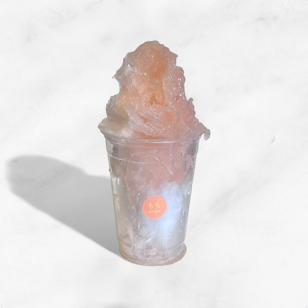 🍧

𝗻𝗲𝘄 
【 もものかき氷 】
今年から もも🍑 登場です☺️
やさしい甘さと、上品な香りが口いっぱいに広がります。
ふんわり削った氷にシロップをたっぷりかけて仕上げます🧊🍧

※シロップ無くなり次第終了させていただきます🙇🏻

#アンジュでこぼうび
#期間限定
#patisserie #cake #cafè 
#パティスリー #ケーキ #カフェ
#燕市 #燕市ケーキ #燕市スイーツ #燕市カフェ
#新潟 #新潟ケーキ #新潟スイーツ #新潟カフェ

1999年創業
新潟県燕市のケーキ屋🍰
吉田店（本店）👨🏻‍🍳
イートインスペース 無
〒959-0264
新潟県燕市
吉田3651-8
9:30~19:00

県央店 （支店café）☕️
イートインスペース 有
〒959-1232
新潟県燕市
井土巻2丁目245
11:00~20:00 
（日曜日と祝日は19:00閉店）
caféラストオーダー19:30
（日曜日と祝日は18:30）

特別な日のケーキや、日常の「ごほうび」としてお立ち寄り下さい☺️ @ange.chef (シェフ)
※DMでのご予約は受け付けしておりません🙇🏻

特別な日の甘いものはその瞬間を鮮やかに彩る。
大切な自分への甘いものは頑張った心をやさしく包む。
私たちは  そんな存在になれるように、日々試行錯誤し
安心して口にしてもらえるお菓子を作っています。