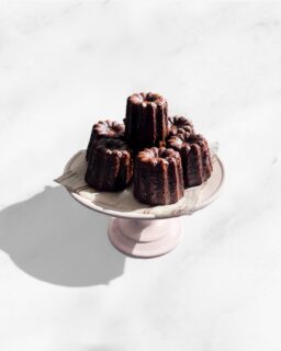 🫖

秋限定
【 紅茶のカヌレ 】
アッサムティーの限定カヌレです☺️

#アンジュでこぼうび
#期間限定 #秋限定
#紅茶
#紅茶のカヌレ
 #アッサムティー
#patisserie #cake #cafè 
#パティスリー #ケーキ #カフェ
#燕市 #燕市ケーキ #燕市スイーツ #燕市カフェ
#新潟 #新潟ケーキ #新潟スイーツ #新潟カフェ

1999年創業
新潟県燕市のケーキ屋🍰
吉田店（本店）👨🏻‍🍳
イートインスペース 無
〒959-0264
新潟県燕市
吉田3651-8
9:30~19:00

県央店 （支店café）☕️
イートインスペース 有
〒959-1232
新潟県燕市
井土巻2丁目245
11:00~20:00 
（日曜日と祝日は19:00閉店）
caféラストオーダー19:30
（日曜日と祝日は18:30）

特別な日のケーキや、日常の「ごほうび」としてお立ち寄り下さい☺️ @ange.chef (シェフ)
※DMでのご予約は受け付けしておりません🙇🏻

特別な日の甘いものはその瞬間を鮮やかに彩る。
大切な自分への甘いものは頑張った心をやさしく包む。
私たちは  そんな存在になれるように、日々試行錯誤し
安心して口にしてもらえるお菓子を作っています。