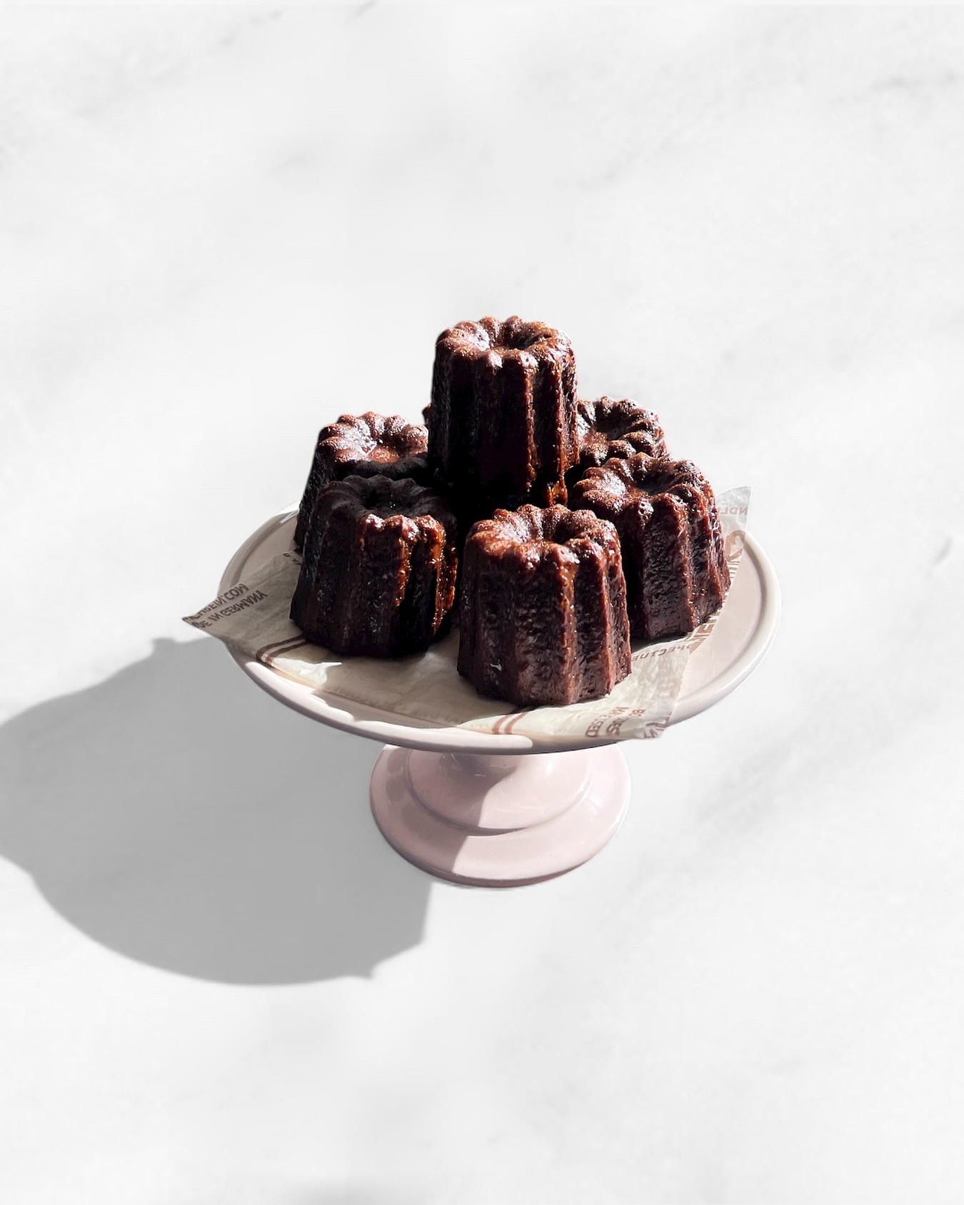 🫖

秋限定
【 紅茶のカヌレ 】
アッサムティーの限定カヌレです☺️

#アンジュでこぼうび
#期間限定 #秋限定
#紅茶
#紅茶のカヌレ
 #アッサムティー
#patisserie #cake #cafè 
#パティスリー #ケーキ #カフェ
#燕市 #燕市ケーキ #燕市スイーツ #燕市カフェ
#新潟 #新潟ケーキ #新潟スイーツ #新潟カフェ

1999年創業
新潟県燕市のケーキ屋🍰
吉田店（本店）👨🏻‍🍳
イートインスペース 無
〒959-0264
新潟県燕市
吉田3651-8
9:30~19:00

県央店 （支店café）☕️
イートインスペース 有
〒959-1232
新潟県燕市
井土巻2丁目245
11:00~20:00 
（日曜日と祝日は19:00閉店）
caféラストオーダー19:30
（日曜日と祝日は18:30）

特別な日のケーキや、日常の「ごほうび」としてお立ち寄り下さい☺️ @ange.chef (シェフ)
※DMでのご予約は受け付けしておりません🙇🏻

特別な日の甘いものはその瞬間を鮮やかに彩る。
大切な自分への甘いものは頑張った心をやさしく包む。
私たちは  そんな存在になれるように、日々試行錯誤し
安心して口にしてもらえるお菓子を作っています。