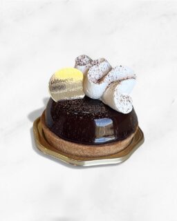 ⋆꙳
期間限定
【 ショコラキャラメルタルト 】
ミルクチョコレートと塩キャラメルの甘さと塩味の絶妙なバランス、さくさくなタルトとマカダミアナッツの食感が楽しめる、贅沢なタルトです☺️

ミルクチョコレートのムース、塩キャラメル、マカダミアナッツ、タルト、生クリーム

#アンジュでこぼうび
#期間限定
#ショコラキャラメルタルト
#patisserie #cake #cafè 
#パティスリー #ケーキ #カフェ
#燕市 #燕市ケーキ #燕市スイーツ #燕市カフェ
#新潟 #新潟ケーキ #新潟スイーツ #新潟カフェ

1999年創業
新潟県燕市のケーキ屋🍰
吉田店（本店）👨🏻‍🍳
イートインスペース 無
〒959-0264
新潟県燕市
吉田3651-8
9:30~19:00

県央店 （支店café）☕️
イートインスペース 有
〒959-1232
新潟県燕市
井土巻2丁目245
11:00~20:00 
（日曜日と祝日は19:00閉店）
caféラストオーダー19:30
（日曜日と祝日は18:30）

特別な日のケーキや、日常の「ごほうび」としてお立ち寄り下さい☺️ @ange.chef (シェフ)
※DMでのご予約は受け付けしておりません🙇🏻

特別な日の甘いものはその瞬間を鮮やかに彩る。
大切な自分への甘いものは頑張った心をやさしく包む。
私たちは  そんな存在になれるように、日々試行錯誤し
安心して口にしてもらえるお菓子を作っています。