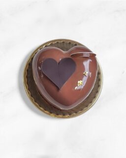 🤎

期間限定
【 グランショコラ 】
つやつやのかわいいハートのチョコレートケーキです。

高カカオ分80%のビターチョコレートのムース、木苺のコンポテ、サフランのなめらか、ダックワーズショコラ

#アンジュでこぼうび
#期間限定 
#グランショコラ
#patisserie #cake #cafè 
#パティスリー #ケーキ #カフェ
#燕市 #燕市ケーキ #燕市スイーツ #燕市カフェ
#新潟 #新潟ケーキ #新潟スイーツ #新潟カフェ

1999年創業
新潟県燕市のケーキ屋🍰
吉田店（本店）👨🏻‍🍳
イートインスペース 無
〒959-0264
新潟県燕市
吉田3651-8
9:30~19:00

県央店 （支店café）☕️
イートインスペース 有
〒959-1232
新潟県燕市
井土巻2丁目245
11:00~20:00 
（日曜日と祝日は19:00閉店）
caféラストオーダー19:30
（日曜日と祝日は18:30）

特別な日のケーキや、日常の「ごほうび」としてお立ち寄り下さい☺️ @ange.chef (シェフ)
※DMでのご予約は受け付けしておりません🙇🏻

特別な日の甘いものはその瞬間を鮮やかに彩る。
大切な自分への甘いものは頑張った心をやさしく包む。
私たちは  そんな存在になれるように、日々試行錯誤し
安心して口にしてもらえるお菓子を作っています。