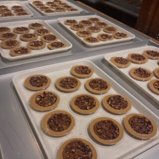 📺
【 テレビ出演のお知らせ 】

11月20日（木）18：15～
UXテレビ「スーパーJ新潟」にて、パティスリーアンジュをご紹介していただきます！

先日、とても丁寧に取材していただき、シェフのこだわりやお店の雰囲気も素敵に撮っていただきました。
放送日が今から楽しみです☺️

※当日、大きなニュースが入った場合は、放送が 11月28日（金）に延期 になる可能性があります。
その際は改めてご案内いたしますね。

ぜひご覧いただけたら嬉しいです！

#アンジュでこぼうび
#ux #uxテレビ
#スーパーj新潟 さん
#patisserie #cake #cafè 
#パティスリー #ケーキ #カフェ
#燕市 #燕市ケーキ #燕市スイーツ #燕市カフェ
#新潟 #新潟ケーキ #新潟スイーツ #新潟カフェ

1999年創業
新潟県燕市のケーキ屋🍰
吉田店（本店）👨🏻‍🍳
イートインスペース 無
〒959-0264
新潟県燕市
吉田3651-8
9:30~19:00

県央店 （支店café）☕️
イートインスペース 有
〒959-1232
新潟県燕市
井土巻2丁目245
11:00~20:00 
（日曜日と祝日は19:00閉店）
caféラストオーダー19:30
（日曜日と祝日は18:30）

特別な日のケーキや、日常の「ごほうび」としてお立ち寄り下さい☺️ @ange.chef (シェフ)
※DMでのご予約は受け付けしておりません🙇🏻

特別な日の甘いものはその瞬間を鮮やかに彩る。
大切な自分への甘いものは頑張った心をやさしく包む。
私たちは  そんな存在になれるように、日々試行錯誤し
安心して口にしてもらえるお菓子を作っています。