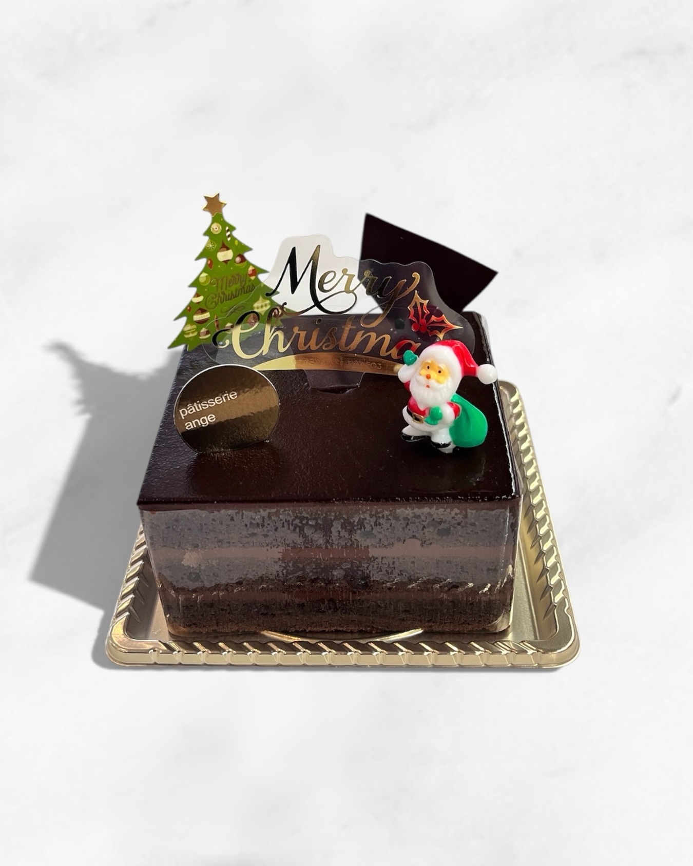 🎄

2名様向けの小さなホールケーキ
【 ショコラコニャック 】

ヴァローナ社のビターチョコレートを使用しております☺️
レミーマルタンVSOPのコニャック🥃が織りなす芳醇でスパイシーな香りがチョコレートの深さと見事に調和。チョコレートの甘さとビターな後味を引き立て、一口ごとに豊かな余韻を楽しむことが出来る大人なチョコレートケーキです😌
⁡
アンジュでごぼうび

#patisserie  #cafè
 #燕市ケーキ #燕市スイーツ #燕市カフェ

1999年創業
新潟県燕市のケーキ屋🍰
吉田店（本店）👨🏻‍🍳
イートインスペース 無
〒959-0264
新潟県燕市
吉田3651-8
9:30~19:00

県央店 （支店café）☕️
イートインスペース 有
〒959-1232
新潟県燕市
井土巻2丁目245
11:00~20:00 
（日曜日と祝日は19:00閉店）
caféラストオーダー19:30
（日曜日と祝日は18:30）

特別な日のケーキや、日常の「ごほうび」としてお立ち寄り下さい☺️ @ange.chef (シェフ)
※DMでのご予約は受け付けしておりません🙇🏻

特別な日の甘いものはその瞬間を鮮やかに彩る。
大切な自分への甘いものは頑張った心をやさしく包む。
私たちは  そんな存在になれるように、日々試行錯誤し
安心して口にしてもらえるお菓子を作っています。