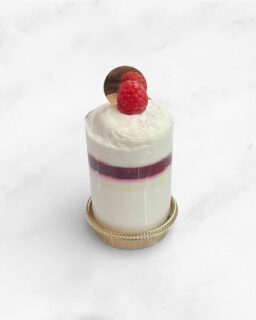 🕯️

クリスマス限定
【 レアチーズケーキ 】
⁡
キャンドルにみたてた可愛らしいレアチーズケーキです。
⁡
アンジュでごぼうび

#patisserie  #cafè  #燕市ケーキ #燕市スイーツ 燕市カフェ

1999年創業
新潟県燕市のケーキ屋🍰
吉田店（本店）👨🏻‍🍳
イートインスペース 無
〒959-0264
新潟県燕市
吉田3651-8
9:30~19:00

県央店 （支店café）☕️
イートインスペース 有
〒959-1232
新潟県燕市
井土巻2丁目245
11:00~20:00 
（日曜日と祝日は19:00閉店）
caféラストオーダー19:30
（日曜日と祝日は18:30）

特別な日のケーキや、日常の「ごほうび」としてお立ち寄り下さい☺️ @ange.chef (シェフ)
※DMでのご予約は受け付けしておりません🙇🏻

特別な日の甘いものはその瞬間を鮮やかに彩る。
大切な自分への甘いものは頑張った心をやさしく包む。
私たちは  そんな存在になれるように、日々試行錯誤し
安心して口にしてもらえるお菓子を作っています。