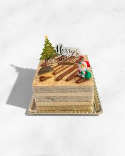 🎅🏻
⁡
2名様向けの小さなホールケーキ
【 塩キャラメルのミゼラブル 】
⁡
シェフの自信作のケーキです👨🏻‍🍳✨️
風味豊かな塩キャラメルバタークリームとさくもち触感ダックワーズ
⁡
アンジュでごぼうび

#patisserie  #cafè
 #燕市ケーキ #燕市スイーツ #燕市カフェ

1999年創業
新潟県燕市のケーキ屋🍰
吉田店（本店）👨🏻‍🍳
イートインスペース 無
〒959-0264
新潟県燕市
吉田3651-8
9:30~19:00

県央店 （支店café）☕️
イートインスペース 有
〒959-1232
新潟県燕市
井土巻2丁目245
11:00~20:00 
（日曜日と祝日は19:00閉店）
caféラストオーダー19:30
（日曜日と祝日は18:30）

特別な日のケーキや、日常の「ごほうび」としてお立ち寄り下さい☺️ @ange.chef (シェフ)
※DMでのご予約は受け付けしておりません🙇🏻

特別な日の甘いものはその瞬間を鮮やかに彩る。
大切な自分への甘いものは頑張った心をやさしく包む。
私たちは  そんな存在になれるように、日々試行錯誤し
安心して口にしてもらえるお菓子を作っています。