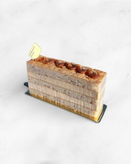 🪟
⁡
【 塩キャラメルのミゼラブル 】
⁡
シェフの自信作のケーキです👨🏻‍🍳✨️
風味豊かな塩キャラメルバタークリームとさくもち触感ダックワーズ
⁡
アンジュでごぼうび

#patisserie  #cafè
 #燕市ケーキ #燕市スイーツ #燕市カフェ

1999年創業
新潟県燕市のケーキ屋🍰
吉田店（本店）👨🏻‍🍳
イートインスペース 無
〒959-0264
新潟県燕市
吉田3651-8
9:30~19:00

県央店 （支店café）☕️
イートインスペース 有
〒959-1232
新潟県燕市
井土巻2丁目245
11:00~20:00 
（日曜日と祝日は19:00閉店）
caféラストオーダー19:30
（日曜日と祝日は18:30）

特別な日のケーキや、日常の「ごほうび」としてお立ち寄り下さい☺️ @ange.chef (シェフ)
※DMでのご予約は受け付けしておりません🙇🏻

特別な日の甘いものはその瞬間を鮮やかに彩る。
大切な自分への甘いものは頑張った心をやさしく包む。
私たちは  そんな存在になれるように、日々試行錯誤し
安心して口にしてもらえるお菓子を作っています。