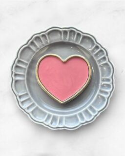 🩷
⁡
【 ハートの苺チョコレート 】
苺本来の酸味、果実感をしっかり感じられる味わいです🍓
かわいいハートの形をしています♥
⁡
アンジュでごぼうび
#patisserie  #cafè
 #燕市ケーキ #燕市スイーツ #燕市カフェ

1999年創業
新潟県燕市のケーキ屋🍰
吉田店（本店）👨🏻‍🍳
イートインスペース 無
〒959-0264
新潟県燕市
吉田3651-8
9:30~19:00

県央店 （支店café）☕️
イートインスペース 有
〒959-1232
新潟県燕市
井土巻2丁目245
11:00~20:00 
（日曜日と祝日は19:00閉店）
caféラストオーダー19:30
（日曜日と祝日は18:30）

特別な日のケーキや、日常の「ごほうび」としてお立ち寄り下さい☺️ @ange.chef (シェフ)
※DMでのご予約は受け付けしておりません🙇🏻

特別な日の甘いものはその瞬間を鮮やかに彩る。
大切な自分への甘いものは頑張った心をやさしく包む。
私たちは  そんな存在になれるように、日々試行錯誤し
安心して口にしてもらえるお菓子を作っています。