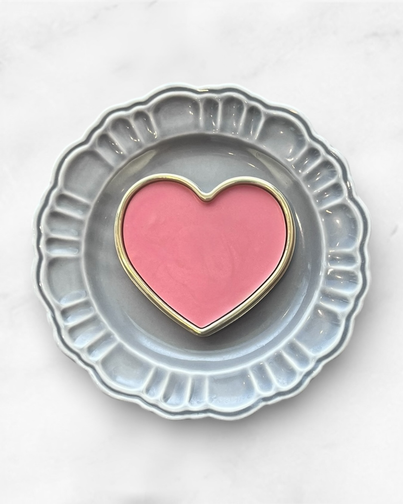 🩷
⁡
【 ハートの苺チョコレート 】
苺本来の酸味、果実感をしっかり感じられる味わいです🍓
かわいいハートの形をしています♥
⁡
アンジュでごぼうび
#patisserie  #cafè
 #燕市ケーキ #燕市スイーツ #燕市カフェ

1999年創業
新潟県燕市のケーキ屋🍰
吉田店（本店）👨🏻‍🍳
イートインスペース 無
〒959-0264
新潟県燕市
吉田3651-8
9:30~19:00

県央店 （支店café）☕️
イートインスペース 有
〒959-1232
新潟県燕市
井土巻2丁目245
11:00~20:00 
（日曜日と祝日は19:00閉店）
caféラストオーダー19:30
（日曜日と祝日は18:30）

特別な日のケーキや、日常の「ごほうび」としてお立ち寄り下さい☺️ @ange.chef (シェフ)
※DMでのご予約は受け付けしておりません🙇🏻

特別な日の甘いものはその瞬間を鮮やかに彩る。
大切な自分への甘いものは頑張った心をやさしく包む。
私たちは  そんな存在になれるように、日々試行錯誤し
安心して口にしてもらえるお菓子を作っています。