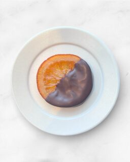 🍊
⁡
【 オレンジショコラ 】
丁寧に仕込んだオレンジに、相性の良いビターチョコレートを合わせました。
⁡
アンジュでごぼうび
#patisserie  #cafè
 #燕市ケーキ #燕市スイーツ #燕市カフェ

1999年創業
新潟県燕市のケーキ屋🍰
吉田店（本店）👨🏻‍🍳
イートインスペース 無
〒959-0264
新潟県燕市
吉田3651-8
9:30~19:00

県央店 （支店café）☕️
イートインスペース 有
〒959-1232
新潟県燕市
井土巻2丁目245
11:00~20:00 
（日曜日と祝日は19:00閉店）
caféラストオーダー19:30
（日曜日と祝日は18:30）

特別な日のケーキや、日常の「ごほうび」としてお立ち寄り下さい☺️ @ange.chef (シェフ)
※DMでのご予約は受け付けしておりません🙇🏻

特別な日の甘いものはその瞬間を鮮やかに彩る。
大切な自分への甘いものは頑張った心をやさしく包む。
私たちは  そんな存在になれるように、日々試行錯誤し
安心して口にしてもらえるお菓子を作っています。