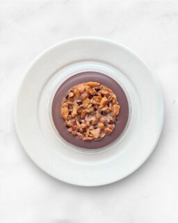 🤎
⁡
新作
【 チョコフロランタン(ミルク×マカダミアナッツ) 】
ミルキーでコクのあるミルクチョコレートの真ん中にサクサク香ばしく焼き上げたマカダミアナッツのフロランタン。
⁡
アンジュでごぼうび
#patisserie  #cafè
 #燕市ケーキ #燕市スイーツ #燕市カフェ

1999年創業
新潟県燕市のケーキ屋🍰
吉田店（本店）👨🏻‍🍳
イートインスペース 無
〒959-0264
新潟県燕市
吉田3651-8
9:30~19:00

県央店 （支店café）☕️
イートインスペース 有
〒959-1232
新潟県燕市
井土巻2丁目245
11:00~20:00 
（日曜日と祝日は19:00閉店）
caféラストオーダー19:30
（日曜日と祝日は18:30）

特別な日のケーキや、日常の「ごほうび」としてお立ち寄り下さい☺️ @ange.chef (シェフ)
※DMでのご予約は受け付けしておりません🙇🏻

特別な日の甘いものはその瞬間を鮮やかに彩る。
大切な自分への甘いものは頑張った心をやさしく包む。
私たちは  そんな存在になれるように、日々試行錯誤し
安心して口にしてもらえるお菓子を作っています。