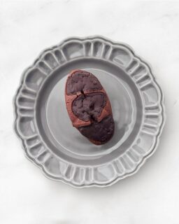 🤎
⁡
冬季限定❄️
【 カカオフィナンシェ 】

＼昨年より美味しくリニューアルしました✨️／
ヴァローナのP125チョコレートを使用した濃厚で贅沢なフィナンシェ。
チョコレートがゴロッとはいっていて食感も楽しめます☺️
チョコレートを愛する方へ、ぜひ💭ྀི
⁡
アンジュでごほうび

#patisserie  #cafè
 #燕市ケーキ #燕市スイーツ #燕市カフェ

1999年創業
新潟県燕市のケーキ屋🍰
吉田店（本店）👨🏻‍🍳
イートインスペース 無
〒959-0264
新潟県燕市
吉田3651-8
9:30~19:00

県央店 （支店café）☕️
イートインスペース 有
〒959-1232
新潟県燕市
井土巻2丁目245
11:00~20:00 
（日曜日と祝日は19:00閉店）
caféラストオーダー19:30
（日曜日と祝日は18:30）

特別な日のケーキや、日常の「ごほうび」としてお立ち寄り下さい☺️ @ange.chef (シェフ)
※DMでのご予約は受け付けしておりません🙇🏻

特別な日の甘いものはその瞬間を鮮やかに彩る。
大切な自分への甘いものは頑張った心をやさしく包む。
私たちは  そんな存在になれるように、日々試行錯誤し
安心して口にしてもらえるお菓子を作っています。