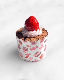 ⁡🍓🤎

期間限定の新作
【 チョコと苺のシフォンケーキ 】
⁡
ふわっふわのチョコレートシフォンケーキにほんのりピンクの苺果汁入りクリームをたっぷり🍓
⁡
軽いので、ペロリと食べられてしまいます😋

アンジュでごほうび
#patisserie  #cafè
 #燕市ケーキ #燕市スイーツ #燕市カフェ

1999年創業
新潟県燕市のケーキ屋🍰
吉田店（本店）👨🏻‍🍳
イートインスペース 無
〒959-0264
新潟県燕市
吉田3651-8
9:30~19:00

県央店 （支店café）☕️
イートインスペース 有
〒959-1232
新潟県燕市
井土巻2丁目245
11:00~20:00 
（日曜日と祝日は19:00閉店）
caféラストオーダー19:30
（日曜日と祝日は18:30）

特別な日のケーキや、日常の「ごほうび」としてお立ち寄り下さい☺️ @ange.chef (シェフ)
※DMでのご予約は受け付けしておりません🙇🏻

特別な日の甘いものはその瞬間を鮮やかに彩る。
大切な自分への甘いものは頑張った心をやさしく包む。
私たちは  そんな存在になれるように、日々試行錯誤し
安心して口にしてもらえるお菓子を作っています。