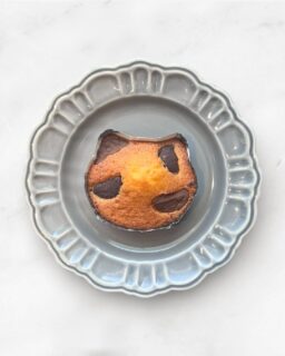🐾🐈‍⬛
⁡
新作
【 ねこのマドレーヌ 】

発酵バターのマドレーヌにミルクチョコレートとビターチョコレートをのせて焼き上げました☺️
ねこの形がかわいいので、猫好きの方の贈り物にぴったりです🐾
⁡
アンジュでごほうび

#patisserie  #cafè
 #燕市ケーキ #燕市スイーツ #燕市カフェ

1999年創業
新潟県燕市のケーキ屋🍰
吉田店（本店）👨🏻‍🍳
イートインスペース 無
〒959-0264
新潟県燕市
吉田3651-8
9:30~19:00

県央店 （支店café）☕️
イートインスペース 有
〒959-1232
新潟県燕市
井土巻2丁目245
11:00~20:00 
（日曜日と祝日は19:00閉店）
caféラストオーダー19:30
（日曜日と祝日は18:30）

特別な日のケーキや、日常の「ごほうび」としてお立ち寄り下さい☺️ @ange.chef (シェフ)
※DMでのご予約は受け付けしておりません🙇🏻

特別な日の甘いものはその瞬間を鮮やかに彩る。
大切な自分への甘いものは頑張った心をやさしく包む。
私たちは  そんな存在になれるように、日々試行錯誤し
安心して口にしてもらえるお菓子を作っています。