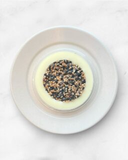 🤍
⁡
新作
【 チョコフロランタン(ホワイト×胡麻) 】
まろやかでやさしい甘さのホワイトチョコレートの真ん中に、香ばしい白胡麻とコク深い黒胡麻のフロランタン。

⁡アンジュでごぼうび
#patisserie  #cafè
 #燕市ケーキ #燕市スイーツ #燕市カフェ

1999年創業
新潟県燕市のケーキ屋🍰
吉田店（本店）👨🏻‍🍳
イートインスペース 無
〒959-0264
新潟県燕市
吉田3651-8
9:30~19:00

県央店 （支店café）☕️
イートインスペース 有
〒959-1232
新潟県燕市
井土巻2丁目245
11:00~20:00 
（日曜日と祝日は19:00閉店）
caféラストオーダー19:30
（日曜日と祝日は18:30）

特別な日のケーキや、日常の「ごほうび」としてお立ち寄り下さい☺️ @ange.chef (シェフ)
※DMでのご予約は受け付けしておりません🙇🏻

特別な日の甘いものはその瞬間を鮮やかに彩る。
大切な自分への甘いものは頑張った心をやさしく包む。
私たちは  そんな存在になれるように、日々試行錯誤し
安心して口にしてもらえるお菓子を作っています。