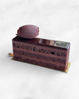 🤎
⁡
期間限定
【 ショコラコニャック 】
⁡
お待たせしました☺️
レミーマルタン50％（コニャック・フィーヌ・シャンパーニュ）と、
ヴァローナ社のカカオ70%グアナラチョコレート使用。
こだわりの素材が織りなす、芳醇で奥行きのある味わい。
贅沢な大人のチョコレートケーキです。

※こちらの商品は洋酒（コニャック）を使用しています。
アルコールに弱い方やお子さま、妊娠・授乳中の方はお控えください。
⁡
アンジュでごほうび
#patisserie  #cafè
 #燕市ケーキ #燕市スイーツ #燕市カフェ

1999年創業
新潟県燕市のケーキ屋🍰
吉田店（本店）👨🏻‍🍳
イートインスペース 無
〒959-0264
新潟県燕市
吉田3651-8
9:30~19:00

県央店 （支店café）☕️
イートインスペース 有
〒959-1232
新潟県燕市
井土巻2丁目245
11:00~20:00 
（日曜日と祝日は19:00閉店）
caféラストオーダー19:30
（日曜日と祝日は18:30）

特別な日のケーキや、日常の「ごほうび」としてお立ち寄り下さい☺️ @ange.chef (シェフ)
※DMでのご予約は受け付けしておりません🙇🏻

特別な日の甘いものはその瞬間を鮮やかに彩る。
大切な自分への甘いものは頑張った心をやさしく包む。
私たちは  そんな存在になれるように、日々試行錯誤し
安心して口にしてもらえるお菓子を作っています。