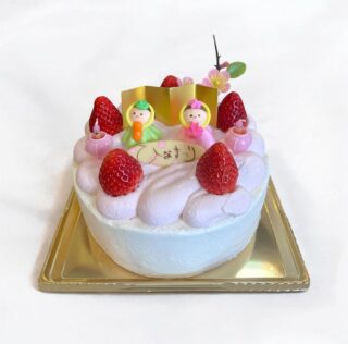 🎎
⁡
‧₊˚. ひなまつりケーキご予約受付中です。
生クリーム＆苺クリーム
あっさり生クリームが土台、上には苺味のクリームがたっぷり、サンドは苺
⁡
4号 ￥4000
5号 ￥5200
6号 ￥7000
7号 ￥8200
⁡
プラス200円でお名前書きをします。
ひらがなでお名前のみ、1枚につき2名様までです。
※ひなまつりプレートと差し替えになります。

︴ご予約方法 ︴
オンライン／店頭／お電話
⁡
3月3日は数量限定で店頭販売もします。
単品のケーキがひなまつり仕様になるものもございます。
⁡
アンジュでごほうび
#patisserie  #cafè
 #燕市ケーキ #燕市スイーツ #燕市カフェ

1999年創業
新潟県燕市のケーキ屋🍰
吉田店（本店）👨🏻‍🍳
イートインスペース 無
〒959-0264
新潟県燕市
吉田3651-8
9:30~19:00

県央店 （支店café）☕️
イートインスペース 有
〒959-1232
新潟県燕市
井土巻2丁目245
11:00~20:00 
（日曜日と祝日は19:00閉店）
caféラストオーダー19:30
（日曜日と祝日は18:30）

特別な日のケーキや、日常の「ごほうび」としてお立ち寄り下さい☺️ @ange.chef (シェフ)
※DMでのご予約は受け付けしておりません🙇🏻

特別な日の甘いものはその瞬間を鮮やかに彩る。
大切な自分への甘いものは頑張った心をやさしく包む。
私たちは  そんな存在になれるように、日々試行錯誤し
安心して口にしてもらえるお菓子を作っています。