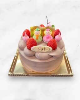 🎎
⁡
‧₊˚. ひなまつりケーキご予約受付中です。
同価格で通常の生クリーム＆苺クリームから土台をチョコ生クリームに変更できます。
※チョコ生クリームの場合、サンドの苺は入りません。
中身はチョコ生クリームのみとなります。
⁡
4号 ￥4000
5号 ￥5200
6号 ￥7000
7号 ￥8200
⁡
プラス200円でお名前書きをします。
ひらがなでお名前のみ、1枚につき2名様までです。
※ひなまつりプレートと差し替えになります。

︴ご予約方法 ︴
オンライン／店頭／お電話
⁡
3月3日は数量限定で店頭販売もします。
単品のケーキがひなまつり仕様になるものもございます。
⁡
アンジュでごほうび
#patisserie  #cafè
 #燕市ケーキ #燕市スイーツ #燕市カフェ

1999年創業
新潟県燕市のケーキ屋🍰
吉田店（本店）👨🏻‍🍳
イートインスペース 無
〒959-0264
新潟県燕市
吉田3651-8
9:30~19:00

県央店 （支店café）☕️
イートインスペース 有
〒959-1232
新潟県燕市
井土巻2丁目245
11:00~20:00 
（日曜日と祝日は19:00閉店）
caféラストオーダー19:30
（日曜日と祝日は18:30）

特別な日のケーキや、日常の「ごほうび」としてお立ち寄り下さい☺️ @ange.chef (シェフ)
※DMでのご予約は受け付けしておりません🙇🏻