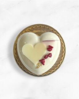 ♡
⁡
期間限定
【 ナオ 】
⁡
真っ白でかわいいハートのケーキです‎🤍
⁡
ホワイトチョコレートムース
フランボワーズ（木苺）のコンポテとなめらかクレムー
ダックワーズ
⁡
アンジュでごほうび
#patisserie  #cafè
 #燕市ケーキ #燕市スイーツ #燕市カフェ

1999年創業
新潟県燕市のケーキ屋🍰
吉田店（本店）👨🏻‍🍳
イートインスペース 無
〒959-0264
新潟県燕市
吉田3651-8
9:30~19:00

県央店 （支店café）☕️
イートインスペース 有
〒959-1232
新潟県燕市
井土巻2丁目245
11:00~20:00 
（日曜日と祝日は19:00閉店）
caféラストオーダー19:30
（日曜日と祝日は18:30）

特別な日のケーキや、日常の「ごほうび」としてお立ち寄り下さい☺️ @ange.chef (シェフ)
※DMでのご予約は受け付けしておりません🙇🏻

特別な日の甘いものはその瞬間を鮮やかに彩る。
大切な自分への甘いものは頑張った心をやさしく包む。
私たちは  そんな存在になれるように、日々試行錯誤し
安心して口にしてもらえるお菓子を作っています。