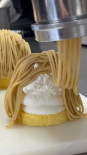 ‧₊˚. 
⁡
【 和栗のモンブラン 】
和栗のペーストと相性の良いあっさりとした生クリームをたっぷりと。
⁡
アンジュでごほうび
#patisserie  #cafè
 #燕市ケーキ #燕市スイーツ #燕市カフェ

1999年創業
新潟県燕市のケーキ屋🍰
吉田店（本店）👨🏻‍🍳
駐車場  16台
イートインスペース 無
〒959-0264
新潟県燕市
吉田3651-8
9:30~19:00

県央店 （支店café）☕️
駐車場 9～10台
イートインスペース 有
〒959-1232
新潟県燕市
井土巻2丁目245
11:00~20:00 
（日曜日と祝日は19:00閉店）
caféラストオーダー19:30
（日曜日と祝日は18:30）

特別な日のケーキや、日常の「ごほうび」としてお立ち寄り下さい☺️ @ange.chef (シェフ)
※DMでのご予約は受け付けしておりません🙇🏻

特別な日の甘いものはその瞬間を鮮やかに彩る。
大切な自分への甘いものは頑張った心をやさしく包む。
私たちは  そんな存在になれるように、日々試行錯誤し
安心して口にしてもらえるお菓子を作っています。