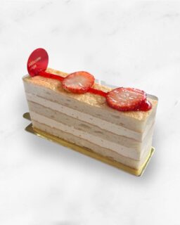🍓
⁡
期間限定の新作
【 いちごミルクのミゼラブル 】
⁡
いちごのバタークリーム
アーモンドダックワーズ
いちごのコンフィチュール
⁡
アンジュでごほうび

#patisserie  #cafè
 #燕市ケーキ #燕市スイーツ #燕市カフェ

1999年創業
新潟県燕市のケーキ屋🍰
吉田店（本店）👨🏻‍🍳
イートインスペース 無
〒959-0264
新潟県燕市
吉田3651-8
9:30~19:00

県央店 （支店café）☕️
イートインスペース 有
〒959-1232
新潟県燕市
井土巻2丁目245
11:00~20:00 
（日曜日と祝日は19:00閉店）
caféラストオーダー19:30
（日曜日と祝日は18:30）

特別な日のケーキや、日常の「ごほうび」としてお立ち寄り下さい☺️ @ange.chef (シェフ)
※DMでのご予約は受け付けしておりません🙇🏻

特別な日の甘いものはその瞬間を鮮やかに彩る。
大切な自分への甘いものは頑張った心をやさしく包む。
わたしたちは そんな存在になれるように、日々試行錯誤し
安心して口にしてもらえるお菓子を作っています。