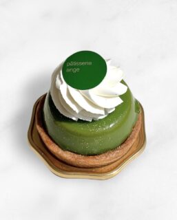 🍵 ︴
【 抹茶と塩キャラメルのタルト 】
期間限定の新作
⁡
バニラクリーム
抹茶のムース
塩キャラメル
マカダミアナッツ
タルト

アンジュでごほうび
#patisserie  #cafè
 #燕市ケーキ #燕市スイーツ #燕市カフェ

1999年創業
新潟県燕市のケーキ屋🍰
吉田店（本店）👨🏻‍🍳
イートインスペース 無
〒959-0264
新潟県燕市
吉田3651-8
9:30~19:00

県央店 （支店café）☕️
イートインスペース 有
〒959-1232
新潟県燕市
井土巻2丁目245
11:00~20:00 
（日曜日と祝日は19:00閉店）
caféラストオーダー19:30
（日曜日と祝日は18:30）

特別な日のケーキや、日常の「ごほうび」としてお立ち寄り下さい☺️ @ange.chef (シェフ)
※DMでのご予約は受け付けしておりません🙇🏻

特別な日の甘いものはその瞬間を鮮やかに彩る。
大切な自分への甘いものは頑張った心をやさしく包む。
わたしたちは そんな存在になれるように、日々試行錯誤し
安心して口にしてもらえるお菓子を作っています。

⁡