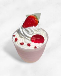 ︴🍓
【 苺とバニラのパフェ 】

生クリーム
バニラクリーム @madam_vanilla_tokyo 
苺ムース
苺のコンポテ
ふわふわスポンジ
⁡
⁡アンジュでごほうび

#patisserie  #cafè
 #燕市ケーキ #燕市スイーツ #燕市カフェ

1999年創業
新潟県燕市のケーキ屋🍰
吉田店（本店）👨🏻‍🍳
イートインスペース 無
〒959-0264
新潟県燕市
吉田3651-8
9:30~19:00

県央店 （支店café）☕️
イートインスペース 有
〒959-1232
新潟県燕市
井土巻2丁目245
11:00~20:00 
（日曜日と祝日は19:00閉店）
caféラストオーダー19:30
（日曜日と祝日は18:30）

特別な日のケーキや、日常の「ごほうび」としてお立ち寄り下さい☺️ @ange.chef (シェフ)
※DMでのご予約は受け付けしておりません🙇🏻

特別な日の甘いものはその瞬間を鮮やかに彩る。
大切な自分への甘いものは頑張った心をやさしく包む。
わたしたちは そんな存在になれるように、日々試行錯誤し
安心して口にしてもらえるお菓子を作っています。