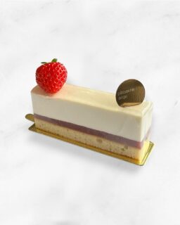 ︴🍓ᴺᴱᵂ
【 ストロベリーティー 】
⁡
・苺
・ストロベリーティームース
（カレルチャペックの茶葉を使用）
・苺ジュレ
・アーモンドのビスキーパンドジェーヌ
⁡
春らしい苺フレーバーの紅茶のムース🫖と苺のジュレ🍓のケーキ。
⁡
アンジュでごほうび

#燕市  #cafè
#ケーキ #スイーツ #カフェ

1999年創業
新潟県燕市のケーキ屋🍰
吉田店（本店）👨🏻‍🍳
イートインスペース 無
〒959-0264
新潟県燕市
吉田3651-8
9:30~19:00

県央店 （支店café）☕️
イートインスペース 有
〒959-1232
新潟県燕市
井土巻2丁目245
11:00~20:00 
（日曜日と祝日は19:00閉店）
caféラストオーダー19:30
（日曜日と祝日は18:30）

特別な日のケーキや、日常の「ごほうび」としてお立ち寄り下さい☺️ @ange.chef (シェフ)
※DMでのご予約は受け付けしておりません🙇🏻

特別な日の甘いものはその瞬間を鮮やかに彩る。
大切な自分への甘いものは頑張った心をやさしく包む。
わたしたちは そんな存在になれるように、日々試行錯誤し
安心して口にしてもらえるお菓子を作っています。