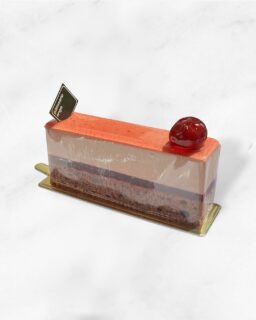 ︴🍒
【 トンカチェリー 】
⁡
グリオッテラ(チェリーの砂糖漬け)
チェリーのグラサージュ
トンカ豆風味のミルクチョコレートムース
グリオットチェリーのジュレ
ショコラとヘーゼルナッツのダックワーズ
⁡
アンジュでごほうび
#patisserie  #cafè
 #燕市ケーキ #燕市スイーツ #燕市カフェ

1999年創業
新潟県燕市のケーキ屋🍰
吉田店（本店）👨🏻‍🍳
イートインスペース 無
〒959-0264
新潟県燕市
吉田3651-8
9:30~19:00

県央店 （支店café）☕️
イートインスペース 有
〒959-1232
新潟県燕市
井土巻2丁目245
11:00~20:00 
（日曜日と祝日は19:00閉店）
caféラストオーダー19:30
（日曜日と祝日は18:30）

特別な日のケーキや、日常の「ごほうび」としてお立ち寄り下さい☺️ @ange.chef (シェフ)
※DMでのご予約は受け付けしておりません🙇🏻

特別な日の甘いものはその瞬間を鮮やかに彩る。
大切な自分への甘いものは頑張った心をやさしく包む。
わたしたちは そんな存在になれるように、日々試行錯誤し
安心して口にしてもらえるお菓子を作っています。