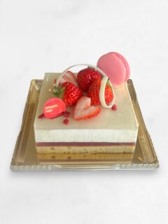 🌹母の日🌹
【 ローズとバニラ 】
︴
母の日限定のホールケーキです。
・ローズのギモーブ（薔薇のマシュマロ）を
サンドしたマカロン
・バニラのムース
・ライチ、ローズ、木苺のジュレ
・ビスキーバニラ
とっても華やかなケーキです☺️
⁡

お母さんにありがとうの気持ちを、ケーキにのせて。⁡
 ࣪
数量限定のため、ご予約はお早めに。
（当日、店頭にも少し並べる予定です。）

アンジュでごほうび
#燕市  #cafè
#ケーキ #スイーツ #カフェ
@madam_vanilla_tokyo 

1999年創業
新潟県燕市のケーキ屋🍰
吉田店（本店）👨🏻‍🍳
イートインスペース 無
〒959-0264
新潟県燕市
吉田3651-8
9:30~19:00

県央店 （支店café）☕️
イートインスペース 有
〒959-1232
新潟県燕市
井土巻2丁目245
11:00~20:00 
（日曜日と祝日は19:00閉店）
caféラストオーダー19:30
（日曜日と祝日は18:30）

特別な日のケーキや、日常の「ごほうび」としてお立ち寄り下さい☺️ @ange.chef (シェフ)
※DMでのご予約は受け付けしておりません🙇🏻

特別な日の甘いものはその瞬間を鮮やかに彩る。
大切な自分への甘いものは頑張った心をやさしく包む。
わたしたちは そんな存在になれるように、日々試行錯誤し
安心して口にしてもらえるお菓子を作っています。