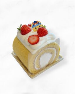 ︴🎏
⁡
【 こどもの日限定 ミニロール 】
普段販売しているメープルロールケーキより小ぶりのロールケーキです👦🏻
⁡
かわいい鯉のぼりの飾りも一緒につけてお渡しします🎏
⁡
アンジュでごほうび

#燕市  #こどもの日
 #ケーキ #スイーツ #カフェ

Fondée en 1999
新潟県燕市のパティスリー

【 吉田店（本店）】👨🏻‍🍳
・駐車場 16台
・イートインなし
📍燕市吉田3651-8
🕒 9:30〜19:00

【 県央店（café）】☕️
・駐車場 9〜10台
・イートインあり
📍燕市井土巻2丁目245
🕒 11:00〜20:00
（日・祝 〜19:00）
café L.O 19:30（日・祝 18:30）

特別な日のケーキや、日常の「ごほうび」としてお立ち寄り下さい☺️ 
⁡
@ange.chef 👨🏻‍🍳

※DMでのご予約は受け付けしておりません🙇🏻
 お電話・店頭にて承ります。

特別な日の甘いものはその瞬間を鮮やかに彩る。
大切な自分への甘いものは頑張った心をやさしく包む。
私たちは  そんな存在になれるように、日々試行錯誤し
安心して口にしてもらえるお菓子を作っています。