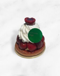 ︴🍒
⁡
【 アメリカンチェリータルト 】

・アメリカンチェリー
・バニラクリーム @madam_vanilla_tokyo 
・カスタードクリーム
・チェリージャム
・クレームダマンド
・タルト
⁡
アンジュでごほうび
#燕市  #café 
 #ケーキ #スイーツ #カフェ

Fondée en 1999
新潟県燕市のパティスリー

【 吉田店（本店）】👨🏻‍🍳
・駐車場 16台
・イートインなし
📍燕市吉田3651-8
🕒 9:30〜19:00

【 県央店（café）】☕️
・駐車場 9〜10台
・イートインあり
📍燕市井土巻2丁目245
🕒 11:00〜20:00
（日・祝 〜19:00）
café L.O 19:30（日・祝 18:30）

特別な日のケーキや、日常の「ごほうび」としてお立ち寄り下さい☺️ 
⁡
@ange.chef 👨🏻‍🍳

※DMでのご予約は受け付けしておりません🙇🏻
 お電話・店頭にて承ります。

特別な日の甘いものはその瞬間を鮮やかに彩る。
大切な自分への甘いものは頑張った心をやさしく包む。
私たちは  そんな存在になれるように、日々試行錯誤し
安心して口にしてもらえるお菓子を作っています。