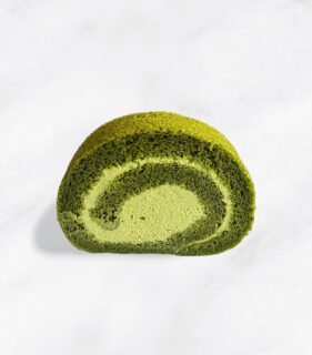 ︴🍃
⁡
【 抹茶のロールケーキ 】
⁡
愛知県 西尾の抹茶をたっぷり使った
しっとりふわふわ食感のロールケーキ。
ほろ苦い抹茶生地の中に
なめらか＆濃厚な抹茶クリーム。
ひとくち頬ばるたびに、抹茶の香りがふわっと広がる、
和のスイーツです🍵
⁡
アンジュでごほうび
#燕市  #抹茶ロールケーキ
 #ケーキ #スイーツ #カフェ

Fondée en 1999
新潟県燕市のパティスリー

【 吉田店（本店）】👨🏻‍🍳
・駐車場 16台
・イートインなし
📍燕市吉田3651-8
🕒 9:30〜19:00

【 県央店（café）】☕️
・駐車場 9〜10台
・イートインあり
📍燕市井土巻2丁目245
🕒 11:00〜20:00
（日・祝 〜19:00）
café L.O 19:30（日・祝 18:30）

特別な日のケーキや、日常の「ごほうび」としてお立ち寄り下さい☺️ 
⁡
@ange.chef 👨🏻‍🍳

※DMでのご予約は受け付けしておりません🙇🏻
 お電話・店頭にて承ります。

特別な日の甘いものはその瞬間を鮮やかに彩る。
大切な自分への甘いものは頑張った心をやさしく包む。
私たちは  そんな存在になれるように、日々試行錯誤し
安心して口にしてもらえるお菓子を作っています。