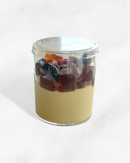 ︴🟫
⁡
【 ほうじ茶プリン 】
⁡
ほうじ茶の豊かな香りを閉じ込めたなめらかプリン。
つるんと涼やかなほうじ茶ゼリーと一緒にぜひお召し上がりください🎐
アクセントに黒豆を添えました🫘
⁡
アンジュでごほうび
#燕市  #ほうじ茶プリン
 #ケーキ #スイーツ #カフェ

Fondée en 1999
新潟県燕市のパティスリー

【 吉田店（本店）】👨🏻‍🍳
・駐車場 16台
・イートインなし
📍燕市吉田3651-8
🕒 9:30〜19:00

【 県央店（café）】☕️
・駐車場 9〜10台
・イートインあり
📍燕市井土巻2丁目245
🕒 11:00〜20:00
（日・祝 〜19:00）
café L.O 19:30（日・祝 18:30）

特別な日のケーキや、日常の「ごほうび」としてお立ち寄り下さい☺️ 
⁡
@ange.chef 👨🏻‍🍳

※DMでのご予約は受け付けしておりません🙇🏻
 お電話・店頭にて承ります。

特別な日の甘いものはその瞬間を鮮やかに彩る。
大切な自分への甘いものは頑張った心をやさしく包む。
私たちは  そんな存在になれるように、日々試行錯誤し
安心して口にしてもらえるお菓子を作っています。