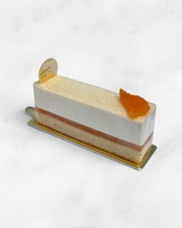 ︴🟠
⁡
【 杏と塩バニラ 】

・ドライ杏の自家製シロップ漬け
・ポンポナバニラを使った塩バニラムース
・杏のジュレ
・ビスキーバニラ

⁡ @madam_vanilla_tokyo 

アンジュでごほうび
#燕市  #ポンポナバニラ
 #ケーキ #スイーツ #カフェ

Fondée en 1999
新潟県燕市のパティスリー

【 吉田店（本店）】👨🏻‍🍳
・駐車場 16台
・イートインなし
📍燕市吉田3651-8
🕒 9:30〜19:00

【 県央店（café）】☕️
・駐車場 9〜10台
・イートインあり
📍燕市井土巻2丁目245
🕒 11:00〜20:00
（日・祝 〜19:00）
café L.O 19:30（日・祝 18:30）

特別な日のケーキや、日常の「ごほうび」としてお立ち寄り下さい☺️ 
⁡
@ange.chef 👨🏻‍🍳

※DMでのご予約は受け付けしておりません🙇🏻
 お電話・店頭にて承ります。

特別な日の甘いものはその瞬間を鮮やかに彩る。
大切な自分への甘いものは頑張った心をやさしく包む。
私たちは  そんな存在になれるように、日々試行錯誤し
安心して口にしてもらえるお菓子を作っています。