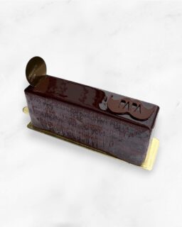 ︴👨🏻👔
⁡
父の日限定
【 ショコラコニャック 】

レミーマルタン50％（コニャック・フィーヌ・シャンパーニュ）と、
ヴァローナ社のカカオ70%グアナラチョコレート使用。
こだわりの素材が織りなす、芳醇で奥行きのある味わい。
贅沢な大人のチョコレートケーキです。
⁡
かわいいお髭の形のチョコレートをのせました🧔🏻‍♂️✨️

※こちらの商品は洋酒（コニャック）を使用しています。
アルコールに弱い方やお子さま、妊娠・授乳中の方はお控えください。
⁡
アンジュでごほうび
#燕市  #café 
 #ケーキ #スイーツ #カフェ

Fondée en 1999
新潟県燕市のパティスリー

【 吉田店（本店）】👨🏻‍🍳
・駐車場 16台
・イートインなし
📍燕市吉田3651-8
🕒 9:30〜19:00

【 県央店（café）】☕️
・駐車場 9〜10台
・イートインあり
📍燕市井土巻2丁目245
🕒 11:00〜20:00
（日・祝 〜19:00）
café L.O 19:30（日・祝 18:30）

特別な日のケーキや、日常の「ごほうび」としてお立ち寄り下さい☺️ 
⁡
@ange.chef 👨🏻‍🍳

※DMでのご予約は受け付けしておりません🙇🏻
 お電話・店頭にて承ります。

特別な日の甘いものはその瞬間を鮮やかに彩る。
大切な自分への甘いものは頑張った心をやさしく包む。
私たちは  そんな存在になれるように、日々試行錯誤し
安心して口にしてもらえるお菓子を作っています。
