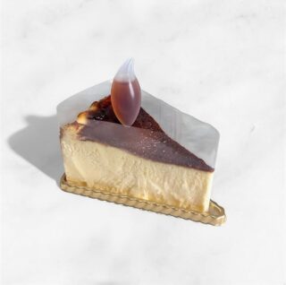 ︴👨🏻👔
⁡
父の日限定
【 スペイン産シェリー酒添え バスクチーズケーキ 】
スポイトの中にシェリー酒が入っています。
お好みで、ゲランドの塩とシェリー酒をかけてお召し上がりください☺️
⁡
アンジュでごほうび
#燕市  #父の日
 #ケーキ #スイーツ #カフェ

Fondée en 1999
新潟県燕市のパティスリー

【 吉田店（本店）】👨🏻‍🍳
・駐車場 16台
・イートインなし
📍燕市吉田3651-8
🕒 9:30〜19:00

【 県央店（café）】☕️
・駐車場 9〜10台
・イートインあり
📍燕市井土巻2丁目245
🕒 11:00〜20:00
（日・祝 〜19:00）
café L.O 19:30（日・祝 18:30）

特別な日のケーキや、日常の「ごほうび」としてお立ち寄り下さい☺️ 
⁡
@ange.chef 👨🏻‍🍳

※DMでのご予約は受け付けしておりません🙇🏻
 お電話・店頭にて承ります。

特別な日の甘いものはその瞬間を鮮やかに彩る。
大切な自分への甘いものは頑張った心をやさしく包む。
私たちは  そんな存在になれるように、日々試行錯誤し
安心して口にしてもらえるお菓子を作っています。

⁡