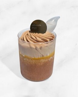 ︴🍊
⁡
【 オレンジのサバラン 】
⁡
・スポイトのソミュール（オレンジのリキュール）
・ミルクチョコのガナッシュモンテ
・オレンジ
・マンダリンのジュレ
・ブリオッシュ生地
・アールグレイシロップ

アンジュでごほうび
#燕市  #café 
 #ケーキ #スイーツ #カフェ

Fondée en 1999
新潟県燕市のパティスリー

【 吉田店（本店）】👨🏻‍🍳
・駐車場 16台
・イートインなし
📍燕市吉田3651-8
🕒 9:30〜19:00

【 県央店（café）】☕️
・駐車場 9〜10台
・イートインあり
📍燕市井土巻2丁目245
🕒 11:00〜20:00
（日・祝 〜19:00）
café L.O 19:30（日・祝 18:30）

特別な日のケーキや、日常の「ごほうび」としてお立ち寄り下さい☺️ 
⁡
@ange.chef 👨🏻‍🍳

※DMでのご予約は受け付けしておりません🙇🏻
 お電話・店頭にて承ります。

特別な日の甘いものはその瞬間を鮮やかに彩る。
大切な自分への甘いものは頑張った心をやさしく包む。
私たちは  そんな存在になれるように、日々試行錯誤し
安心して口にしてもらえるお菓子を作っています。