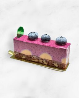 ︴🫐
⁡
【 ブルーベリーとミルクチョコのケーキ 】
⁡
⁡ブルーベリーの爽やかな酸味とやさしい甘さとコクのあるミルクチョコレートが調和したケーキ。
⁡香ばしいピーカンナッツがアクセント☺️

・石黒シャクナゲ園さんのブルーベリー @ishiguro_blueberry 
・ブルーベリームース
・ヴァローナビターラクテ（ミルクチョコクレムー）
・ピーカンナッツ入りビスキーブラウニー
⁡
アンジュでごほうび
#燕市  #ブルーベリー
 #ケーキ #スイーツ #カフェ

Fondée en 1999
新潟県燕市のパティスリー

【 吉田店（本店）】👨🏻‍🍳
・駐車場 16台
・イートインなし
📍燕市吉田3651-8
🕒 9:30〜19:00

【 県央店（café）】☕️
・駐車場 9〜10台
・イートインあり
📍燕市井土巻2丁目245
🕒 11:00〜20:00
（日・祝 〜19:00）
café L.O 19:30（日・祝 18:30）

特別な日のケーキや、日常の「ごほうび」としてお立ち寄り下さい☺️ 
⁡
@ange.chef 👨🏻‍🍳

※DMでのご予約は受け付けしておりません🙇🏻
 お電話・店頭にて承ります。

特別な日の甘いものはその瞬間を鮮やかに彩る。
大切な自分への甘いものは頑張った心をやさしく包む。
私たちは  そんな存在になれるように、日々試行錯誤し
安心して口にしてもらえるお菓子を作っています。
