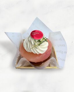 ︴🍑
⁡
【 白桃のタルト 】

スパイスと一緒に白桃をコンポートしました🍑
夏限定の爽やかなタルトです🎐

・タイム
・バニラのガナッシュモンテ @madam_vanilla_tokyo 
・カスタードクリーム
・白桃のコンポート
・クレームダマンド
・さくさくのタルト
⁡
アンジュでごほうび
#燕市  #白桃
 #ケーキ #スイーツ #カフェ

Fondée en 1999
新潟県燕市のパティスリー

【 吉田店（本店）】👨🏻‍🍳
・駐車場 16台
・イートインなし
📍燕市吉田3651-8
🕒 9:30〜19:00

【 県央店（café）】☕️
・駐車場 9〜10台
・イートインあり
📍燕市井土巻2丁目245
🕒 11:00〜20:00
（日・祝 〜19:00）
café L.O 19:30（日・祝 18:30）

特別な日のケーキや、日常の「ごほうび」としてお立ち寄り下さい☺️ 
⁡
@ange.chef 👨🏻‍🍳

※DMでのご予約は受け付けしておりません🙇🏻
 お電話・店頭にて承ります。

特別な日の甘いものはその瞬間を鮮やかに彩る。
大切な自分への甘いものは頑張った心をやさしく包む。
私たちは  そんな存在になれるように、日々試行錯誤し
安心して口にしてもらえるお菓子を作っています。