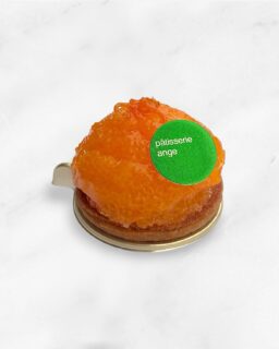 ︴🍊
⁡
【 オレンジのタルト 】
⁡
みずみずしいオレンジのマリネとほろ苦いオレンジ皮のコンフィを合わせました。甘みと爽やかな酸味が心地よく広がる、夏におすすめの一品です🍊✨️
⁡
・オレンジ皮のコンフィ
・オレンジマリネ
・オレンジカスタードクリーム
・クレームダマンド
・さくさくのタルト
⁡
アンジュでごほうび
#燕市  #オレンジ
 #ケーキ #スイーツ #カフェ

Fondée en 1999
新潟県燕市のパティスリー

【 吉田店（本店）】👨🏻‍🍳
・駐車場 16台
・イートインなし
📍燕市吉田3651-8
🕒 9:30〜19:00

【 県央店（café）】☕️
・駐車場 9〜10台
・イートインあり
📍燕市井土巻2丁目245
🕒 11:00〜20:00
（日・祝 〜19:00）
café L.O 19:30（日・祝 18:30）

特別な日のケーキや、日常の「ごほうび」としてお立ち寄り下さい☺️ 
⁡
@ange.chef 👨🏻‍🍳

※DMでのご予約は受け付けしておりません🙇🏻
 お電話・店頭にて承ります。

特別な日の甘いものはその瞬間を鮮やかに彩る。
大切な自分への甘いものは頑張った心をやさしく包む。
私たちは  そんな存在になれるように、日々試行錯誤し
安心して口にしてもらえるお菓子を作っています。