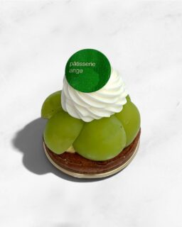 👒

期間限定
【 シャインマスカットのタルト 】

三条の高井農園さん @takaifarm_fruit のもぎたてのシャインマスカットを使用。
サクサクのタルト生地とクリームチーズシャンティ、カスタードクリームとも相性抜群です😊
⁡
アンジュでごほうび
#燕市  #シャインマスカット
 #ケーキ #スイーツ カフェ

Fondée en 1999
新潟県燕市のパティスリー

【 吉田店（本店）】👨🏻‍🍳
・駐車場 16台
・イートインなし
📍燕市吉田3651-8
🕒 9:30〜19:00

【 県央店（café）】☕️
・駐車場 9〜10台
・イートインあり
📍燕市井土巻2丁目245
🕒 11:00〜20:00
（日・祝 〜19:00）
café L.O 19:30（日・祝 18:30）

特別な日のケーキや、日常の「ごほうび」としてお立ち寄り下さい☺️ 
⁡
@ange.chef 👨🏻‍🍳

※DMでのご予約は受け付けしておりません🙇🏻
 お電話・店頭にて承ります。

特別な日の甘いものはその瞬間を鮮やかに彩る。
大切な自分への甘いものは頑張った心をやさしく包む。
私たちは  そんな存在になれるように、日々試行錯誤し
安心して口にしてもらえるお菓子を作っています。