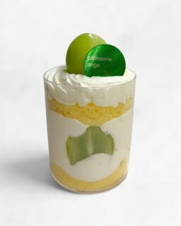 ︴👒
⁡
【 シャインマスカットのショートケーキ 】
⁡
新潟県三条市高井農園さんの @takaifarm_fruit 
みずみずしくて甘いもぎたてのシャインマスカットを使用。
あっさり生クリームのショートケーキ。
⁡
アンジュでごほうび
#燕市  #シャインマスカット
 #ケーキ #スイーツ #カフェ

Fondée en 1999
新潟県燕市のパティスリー

【 吉田店（本店）】👨🏻‍🍳
・駐車場 16台
・イートインなし
📍燕市吉田3651-8
🕒 9:30〜19:00

【 県央店（café）】☕️
・駐車場 9〜10台
・イートインあり
📍燕市井土巻2丁目245
🕒 11:00〜20:00
（日・祝 〜19:00）
café L.O 19:30（日・祝 18:30）

特別な日のケーキや、日常の「ごほうび」としてお立ち寄り下さい☺️ 
⁡
@ange.chef 👨🏻‍🍳

※DMでのご予約は受け付けしておりません🙇🏻
 お電話・店頭にて承ります。

特別な日の甘いものはその瞬間を鮮やかに彩る。
大切な自分への甘いものは頑張った心をやさしく包む。
私たちは  そんな存在になれるように、日々試行錯誤し
安心して口にしてもらえるお菓子を作っています。