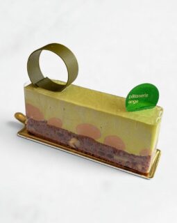 ︴🍵
⁡
【 抹茶とミルクチョコ 】
・抹茶チョコレートの飾り（ヴァローナインスピレーション抹茶）
・抹茶ムース（ヴァローナインスピレーション抹茶使用）
・ミルクチョコクレムー
・ビスキーピーカンナッツブラウニー
⁡
アンジュでごほうび
#燕市  #matcha
 #ケーキ #スイーツ #カフェ

Fondée en 1999
新潟県燕市のパティスリー

【 吉田店（本店）】👨🏻‍🍳
・駐車場 16台
・イートインなし
📍燕市吉田3651-8
🕒 9:30〜19:00

【 県央店（café）】☕️
・駐車場 9〜10台
・イートインあり
📍燕市井土巻2丁目245
🕒 11:00〜20:00
（日・祝 〜19:00）
café L.O 19:30（日・祝 18:30）

特別な日のケーキや、日常の「ごほうび」としてお立ち寄り下さい☺️ 
⁡
@ange.chef 👨🏻‍🍳

※DMでのご予約は受け付けしておりません🙇🏻
 お電話・店頭にて承ります。

特別な日の甘いものはその瞬間を鮮やかに彩る。
大切な自分への甘いものは頑張った心をやさしく包む。
私たちは  そんな存在になれるように、日々試行錯誤し
安心して口にしてもらえるお菓子を作っています。