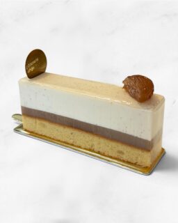 ︴🌰
⁡
【 栗と塩バニラ 】

・マロンシロップ煮
・ポンパナバニラ使用の塩バニラムース @madam_vanilla_tokyo 
・栗のジュレ
・ビスキーバニラ
⁡
アンジュでごほうび
#燕市  #café 
 #ケーキ #スイーツ #カフェ

Fondée en 1999
新潟県燕市のパティスリー

【 吉田店（本店）】👨🏻‍🍳
・駐車場 16台
・イートインなし
📍燕市吉田3651-8
🕒 9:30〜19:00

【 県央店（café）】☕️
・駐車場 9〜10台
・イートインあり
📍燕市井土巻2丁目245
🕒 11:00〜20:00
（日・祝 〜19:00）
café L.O 19:30（日・祝 18:30）

特別な日のケーキや、日常の「ごほうび」としてお立ち寄り下さい☺️ 
⁡
@ange.chef 👨🏻‍🍳

※DMでのご予約は受け付けしておりません🙇🏻
 お電話・店頭にて承ります。

特別な日の甘いものはその瞬間を鮮やかに彩る。
大切な自分への甘いものは頑張った心をやさしく包む。
私たちは  そんな存在になれるように、日々試行錯誤し
安心して口にしてもらえるお菓子を作っています。