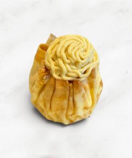 ︴🌰
⁡
【 マロンクレープ 】
・もちもちクレープ
・栗のペースト
・渋皮付きマロン
・無糖の生クリーム
・カスタードクリーム
・スポンジ

栗のペーストをモンブランのように
クレープの上に絞りました🌰
⁡
アンジュでごほうび
#燕市  #café 
 #ケーキ #スイーツ #カフェ

Fondée en 1999
新潟県燕市のパティスリー

【 吉田店（本店）】👨🏻‍🍳
・駐車場 16台
・イートインなし
📍燕市吉田3651-8
🕒 9:30〜19:00

【 県央店（café）】☕️
・駐車場 9〜10台
・イートインあり
📍燕市井土巻2丁目245
🕒 11:00〜20:00
（日・祝 〜19:00）
café L.O 19:30（日・祝 18:30）

特別な日のケーキや、日常の「ごほうび」としてお立ち寄り下さい☺️ 
⁡
@ange.chef 👨🏻‍🍳

※DMでのご予約は受け付けしておりません🙇🏻
 お電話・店頭にて承ります。

特別な日の甘いものはその瞬間を鮮やかに彩る。
大切な自分への甘いものは頑張った心をやさしく包む。
私たちは  そんな存在になれるように、日々試行錯誤し
安心して口にしてもらえるお菓子を作っています。